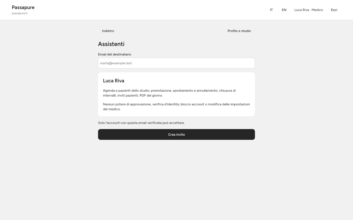 Il medico prepara l’invito per l’indirizzo email dell’assistente.